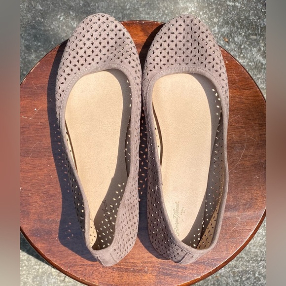 Universal Threads Flats - Picture 2 of 6